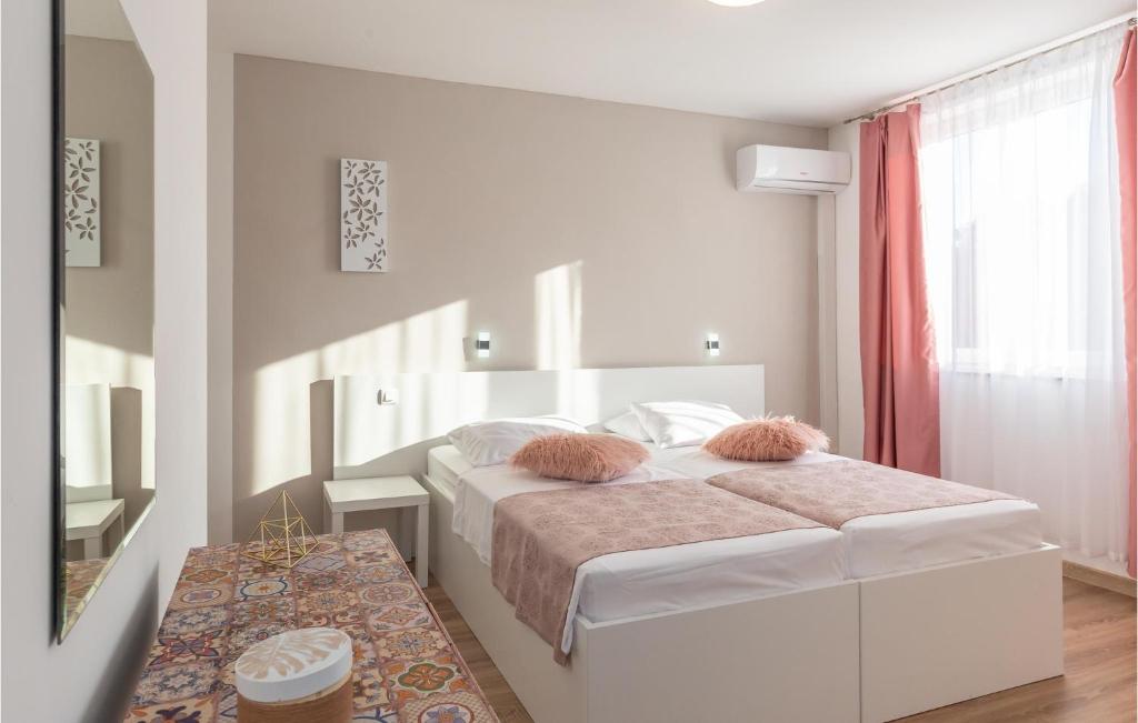 Posteľ alebo postele v izbe v ubytovaní Gorgeous Home In Kamenmost With Jacuzzi