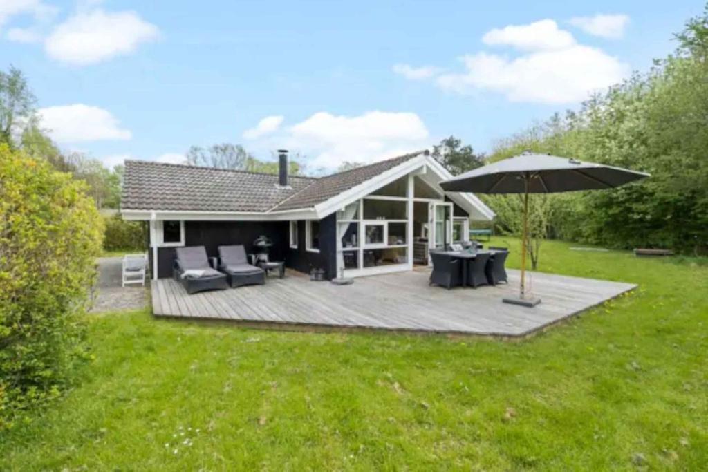 Zahrada ubytování Cozy Cottage Just 200 M From The Beach