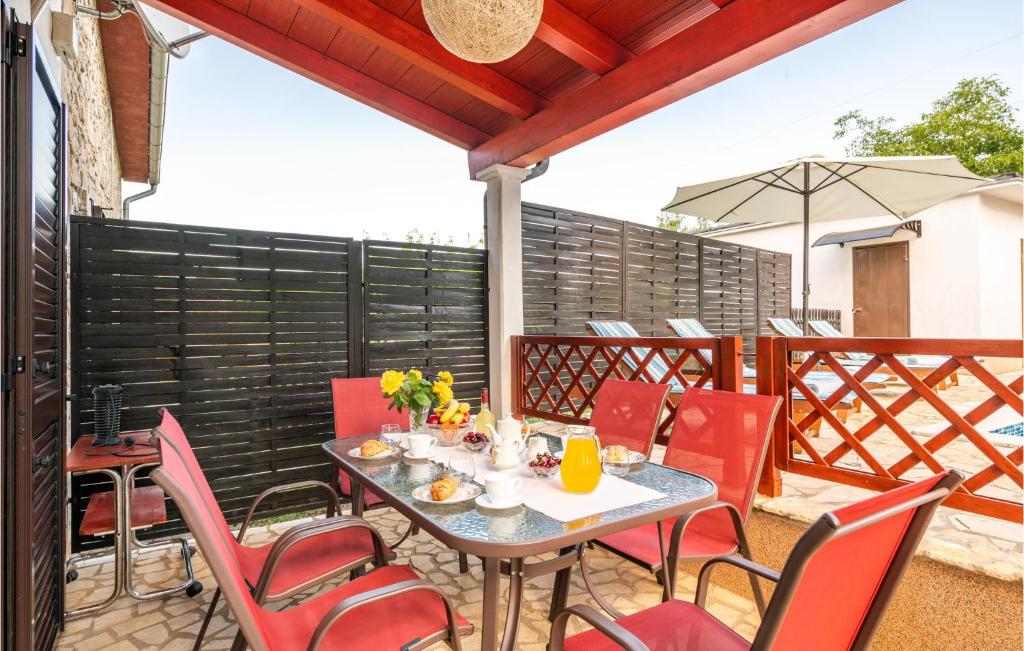 Balkon lub taras w obiekcie 3 Bedroom Beautiful Home In Labin