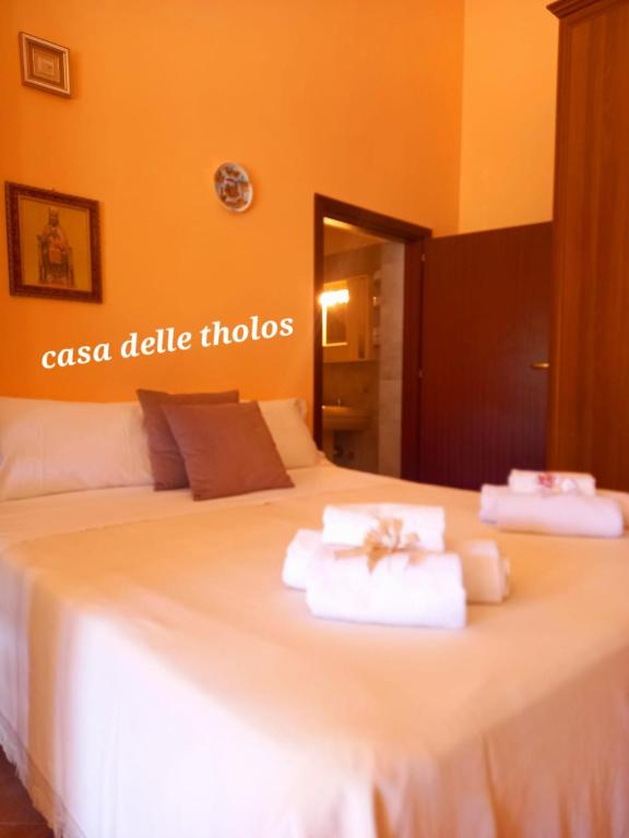 a bedroom with a bed with towels on it at Casa delle Tholos in Raccuia