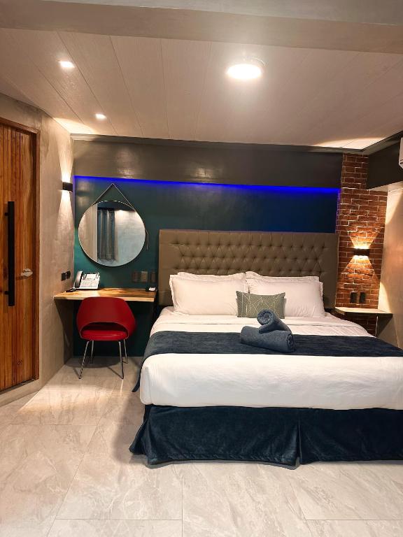 Letto o letti in una camera di Blue Tulip - Rooms with Jacuzzi