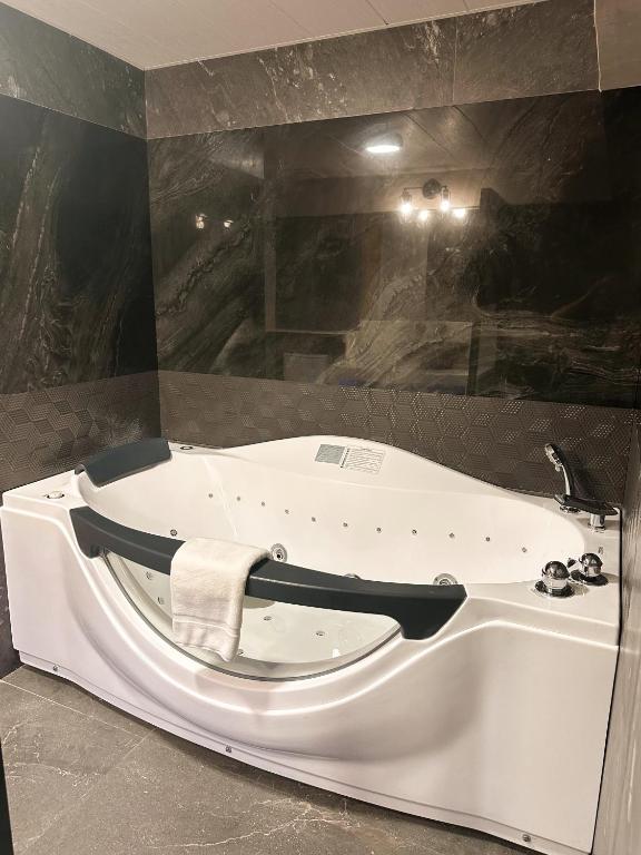 Bagno di Blue Tulip - Rooms with Jacuzzi