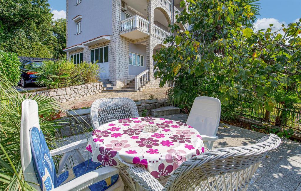 Vonkajšia záhrada v ubytovaní Nice Apartment In Rijeka