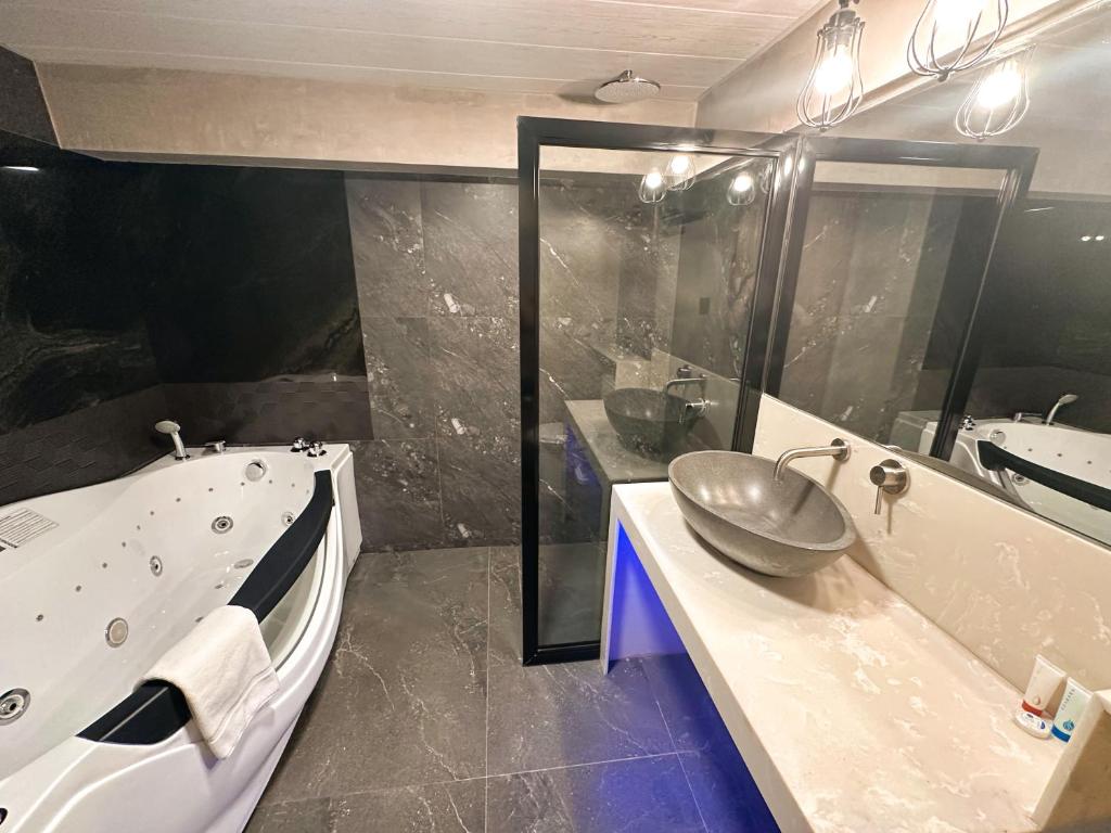 Bagno di Blue Tulip - Rooms with Jacuzzi