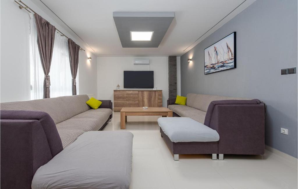 Awesome Home In Zadar With Wifi - Five-Bedroom Holiday Home