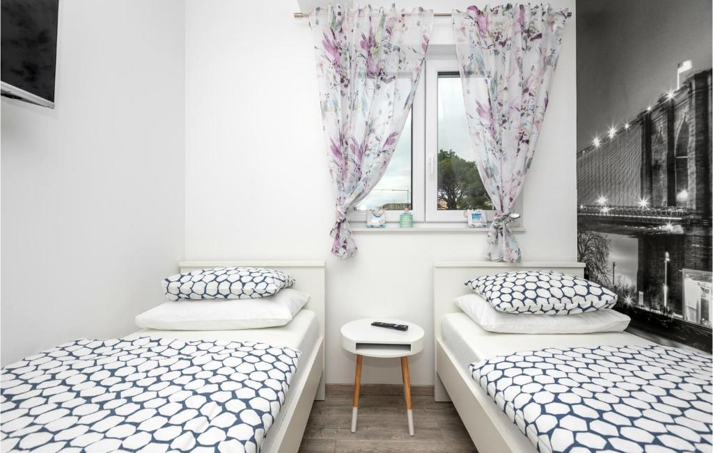 Posteľ alebo postele v izbe v ubytovaní 2 Bedroom Cozy Apartment In Makarska