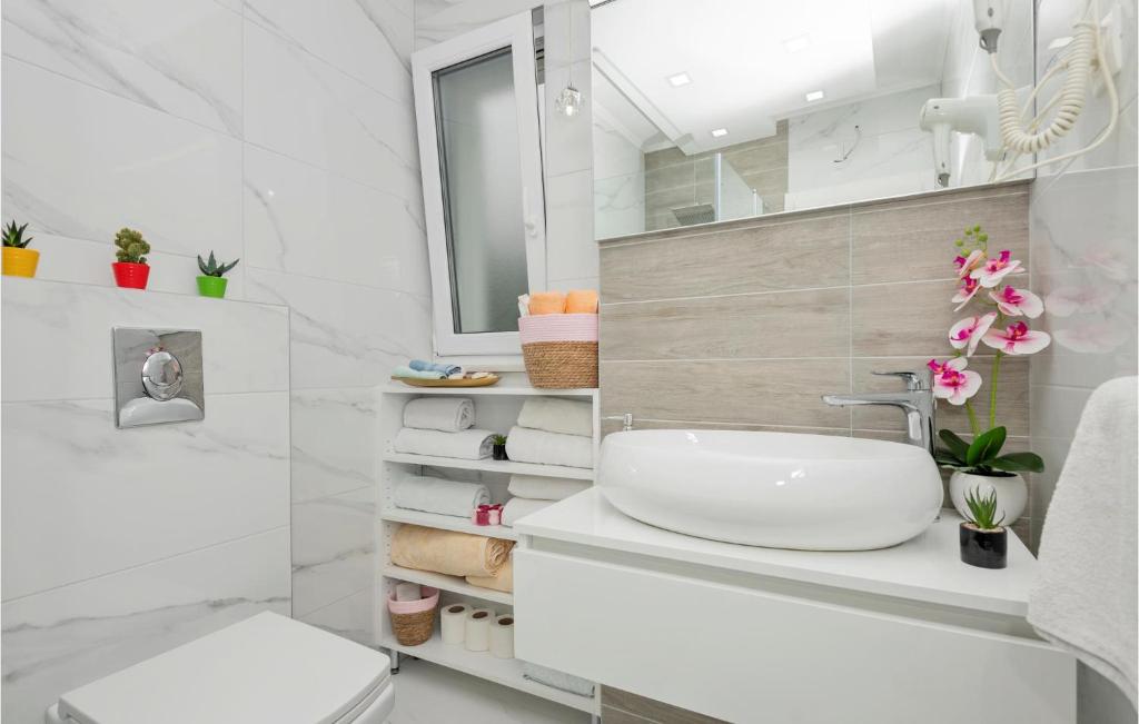 Kúpeľňa v ubytovaní 2 Bedroom Cozy Apartment In Makarska