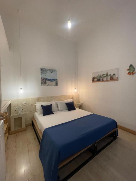 Postel nebo postele na pokoji v ubytování D'Angiò Rooms-Manfredi Homes&Villas
