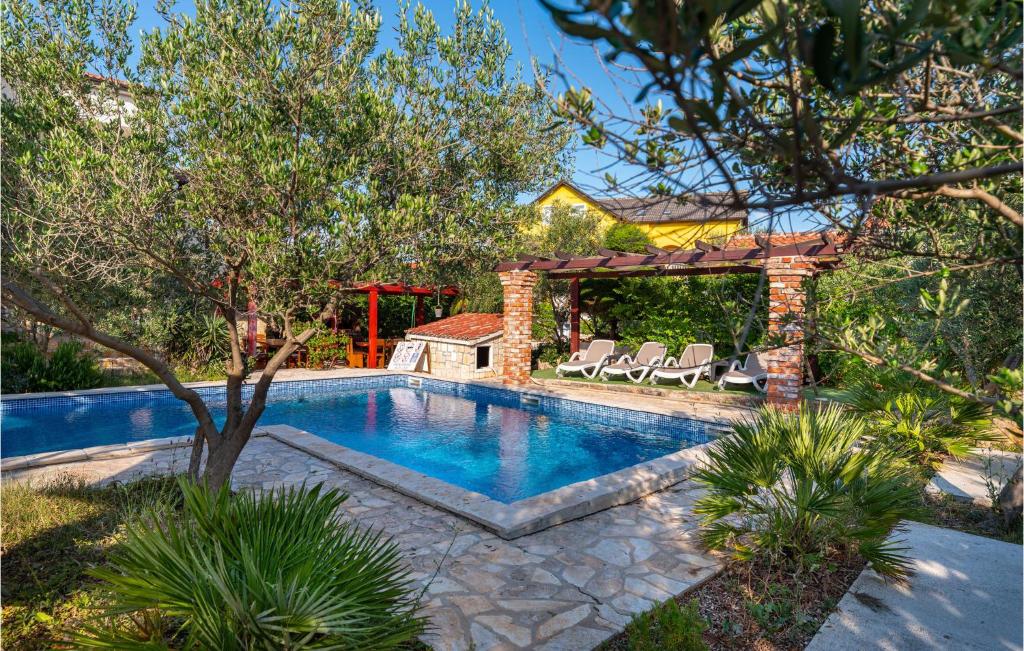 Basen w obiekcie Five-Bedroom Holiday Home In Vir lub w pobliżu