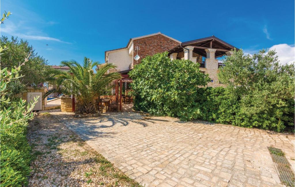 Ogród w obiekcie Five-Bedroom Holiday Home In Vir