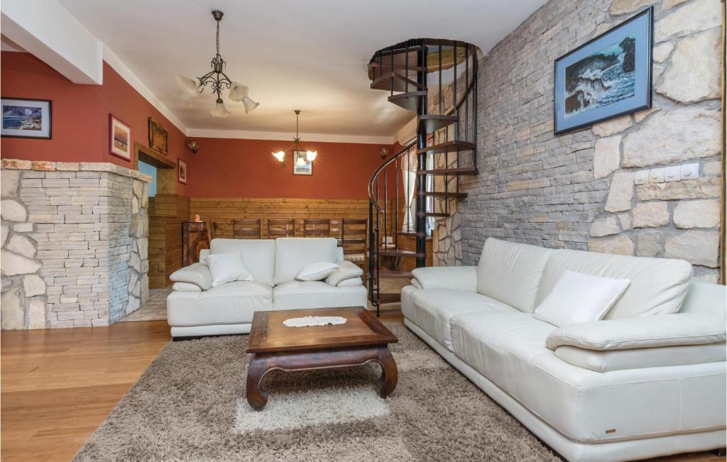 salon z 2 białymi sofami i ceglaną ścianą w obiekcie Five-Bedroom Holiday Home In Vir w mieście Vir