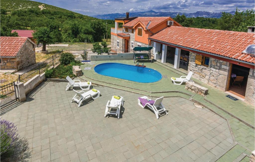 Bazén v ubytovaní Three-Bedroom Holiday Home In Krusevo alebo v jeho blízkosti
