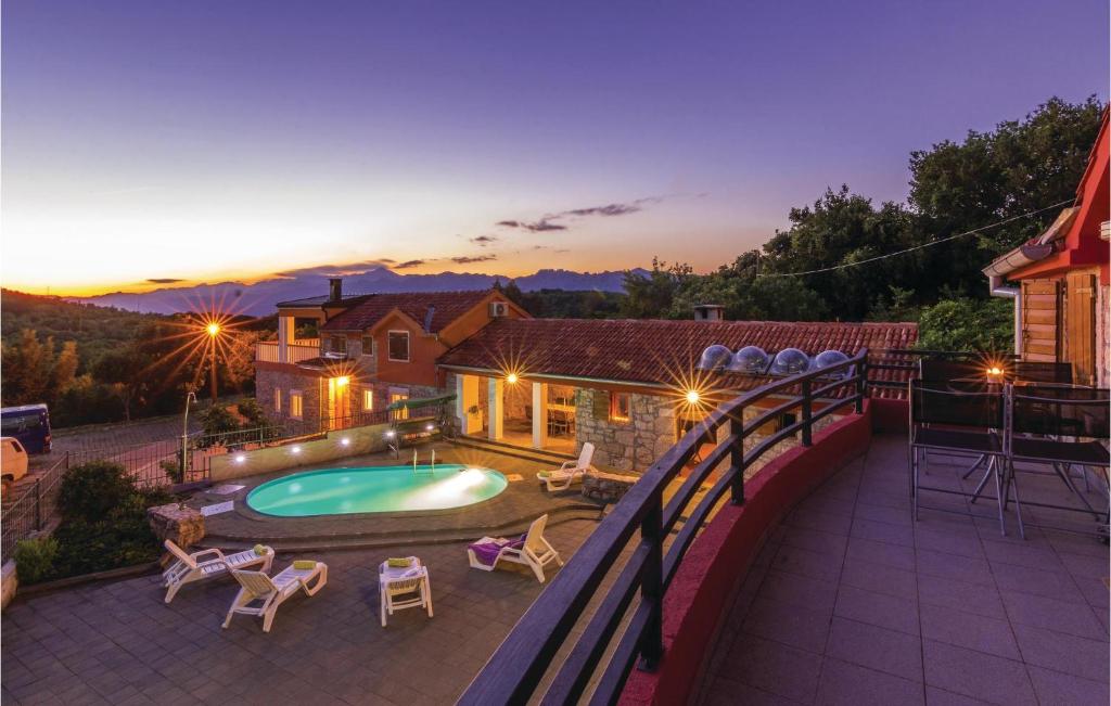Bazén v ubytovaní Three-Bedroom Holiday Home In Krusevo alebo v jeho blízkosti