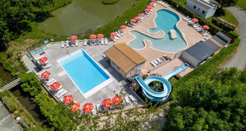 une vue aérienne d'un complexe avec piscine dans l'établissement Camping Country Park Touquin - Site Officiel - Next to Disneyland Paris, à Touquin