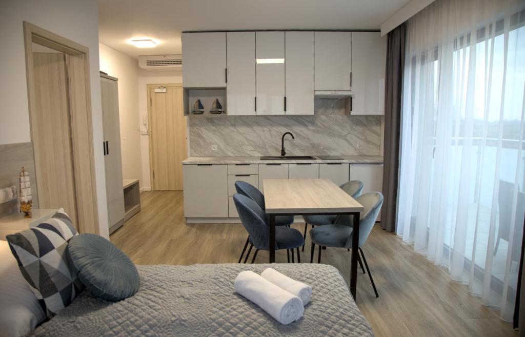 Kuchyň nebo kuchyňský kout v ubytování Hotel i Apartamenty Gorzelanny Dźwirzyno