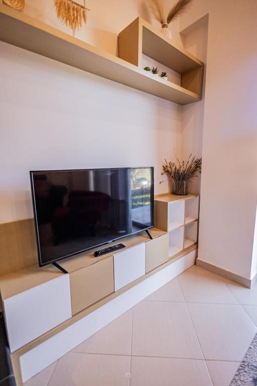 TV a/nebo společenská místnost v ubytování Ξενώνας Βυσωκά