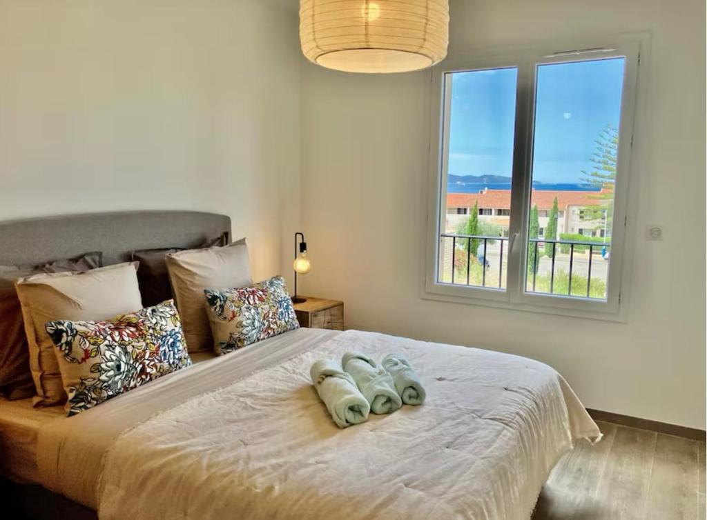 une chambre avec un grand lit avec une fenêtre dans l'établissement La Casa de Betty, 4 personnes, Bord de Mer a Saint Florent, à Saint-Florent