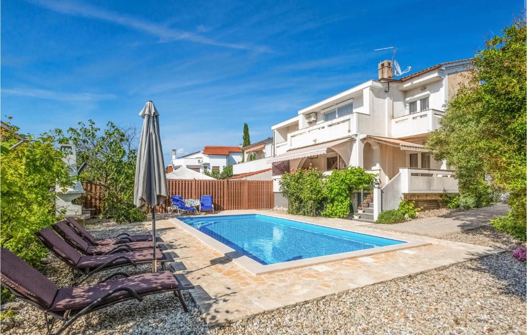 プナトにあるCozy Home In Punat With Wifiの家の前のプール