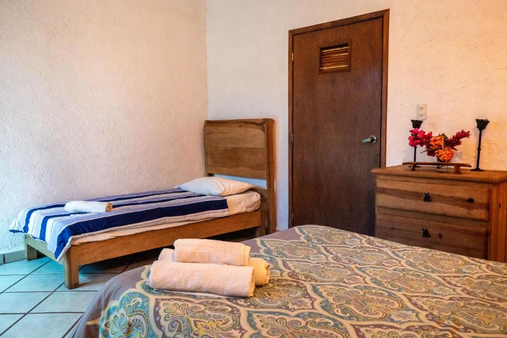 una camera con due letti e un comò di Ekko Hostel a Tepoztlán