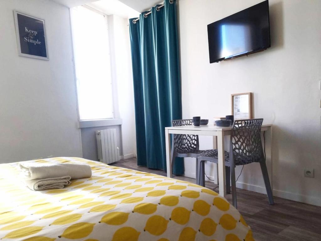 Postel nebo postele na pokoji v ubytování Studio cosy hypercentre Narbonne