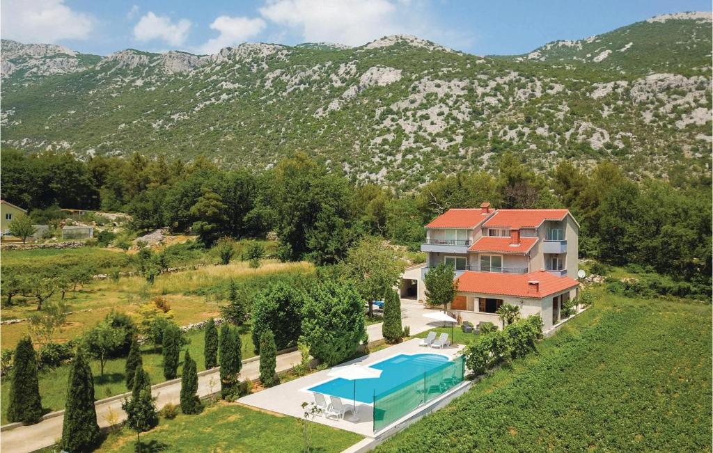 Three-Bedroom Apartment In Ostrvica
