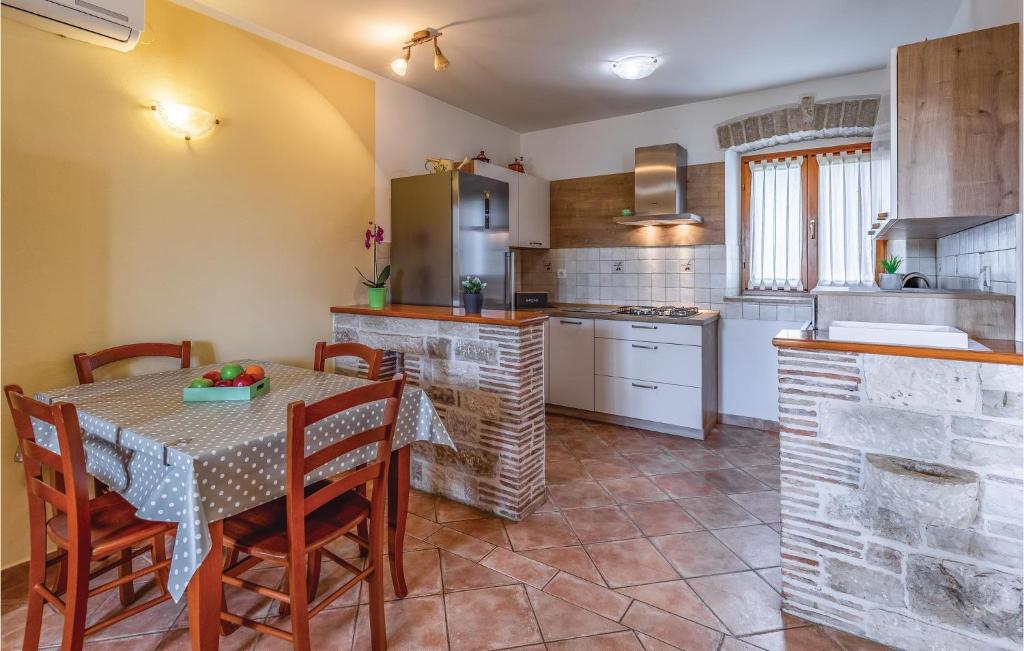 Kuchnia lub aneks kuchenny w obiekcie 2 Bedroom Stunning Apartment In Fazana