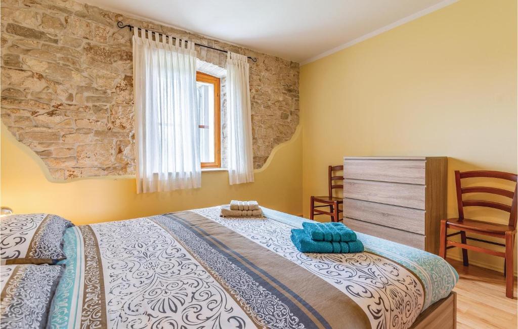 Łóżko lub łóżka w pokoju w obiekcie 2 Bedroom Stunning Apartment In Fazana