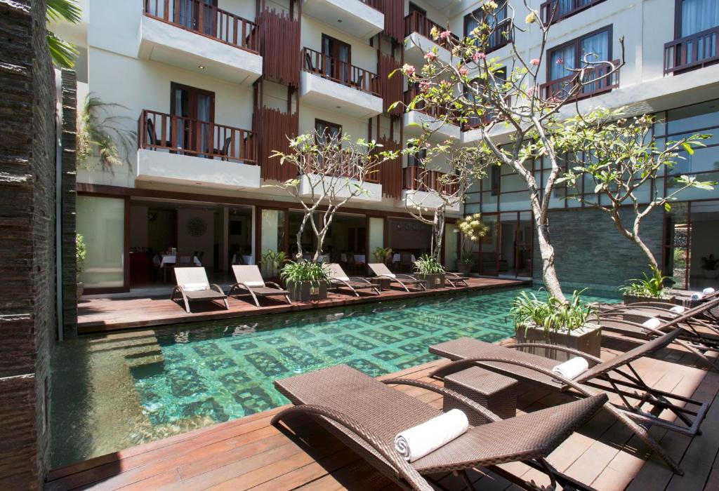 Bazén v ubytování d'primahotel Seminyak nebo v jeho okolí