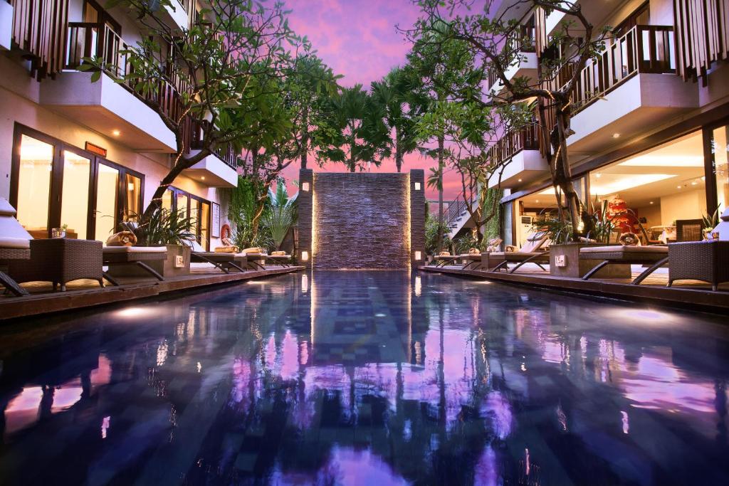 Bazén v ubytování d'primahotel Seminyak nebo v jeho okolí
