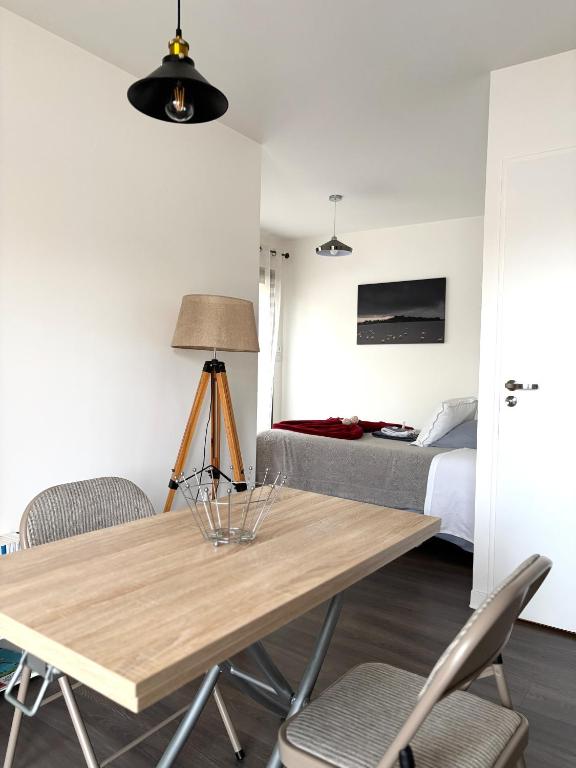 - une salle à manger avec une table, des chaises et un lit dans l'établissement Charmant studio pour étudiant seul ou à 2, à Villeneuve-lès-Maguelone