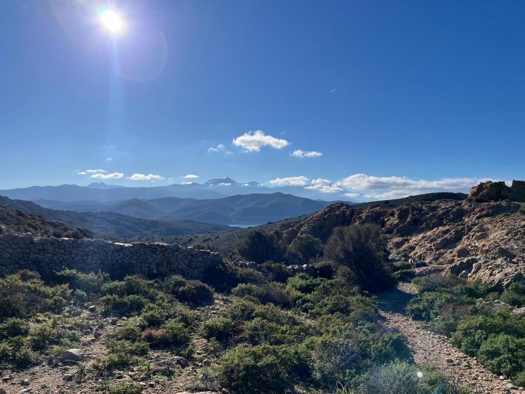 - une vue sur la vallée depuis le sentier dans l'établissement La Corse authentique et rurale, à Castifao
