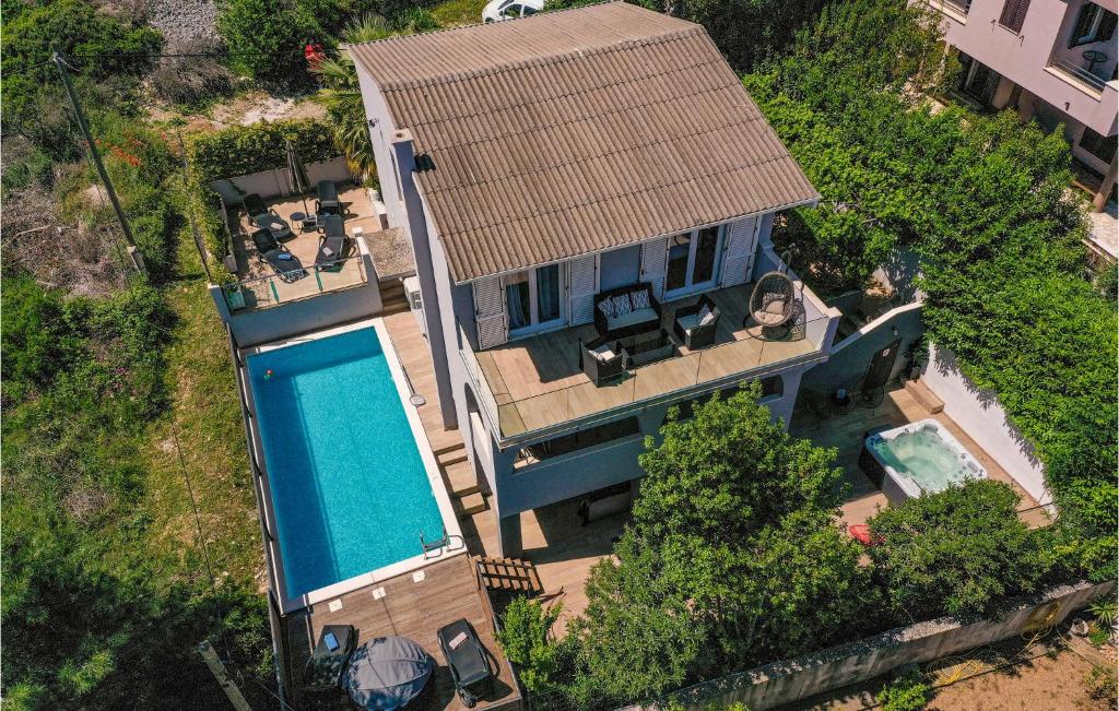 Bazén v ubytovaní Gorgeous Home In Trogir With Jacuzzi alebo v jeho blízkosti