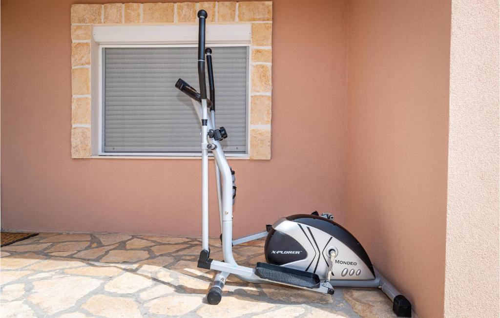 Centrum fitness w obiekcie Beautiful Home In Benkovac With Sauna
