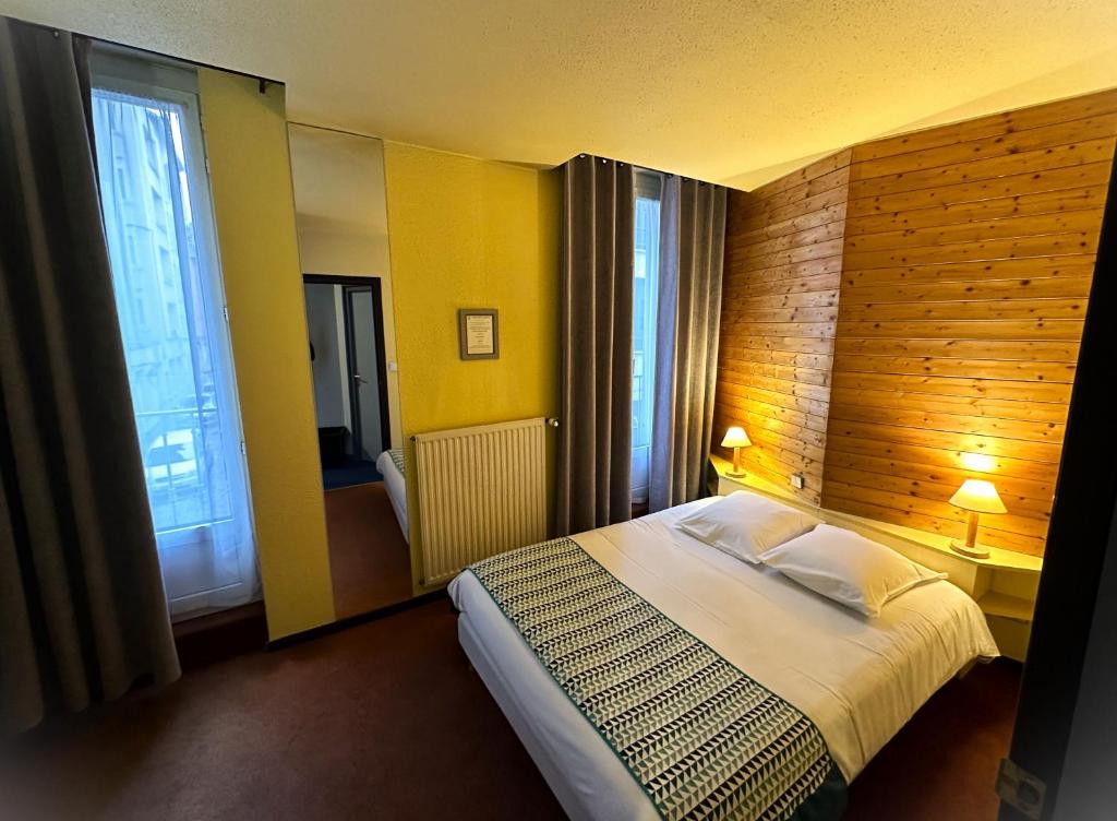Postel nebo postele na pokoji v ubytování Dyke Hotel