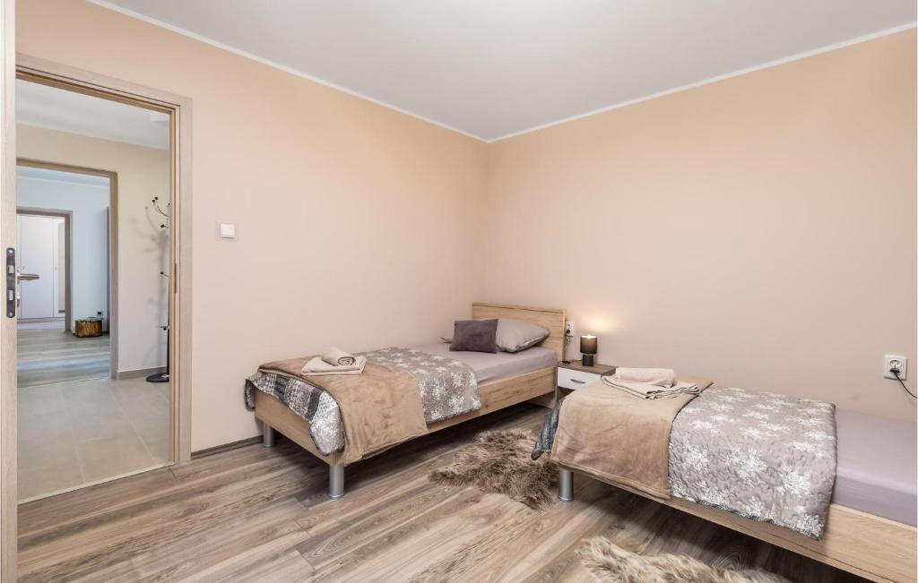Posteľ alebo postele v izbe v ubytovaní 3 Bedroom Awesome Apartment In Rijeka