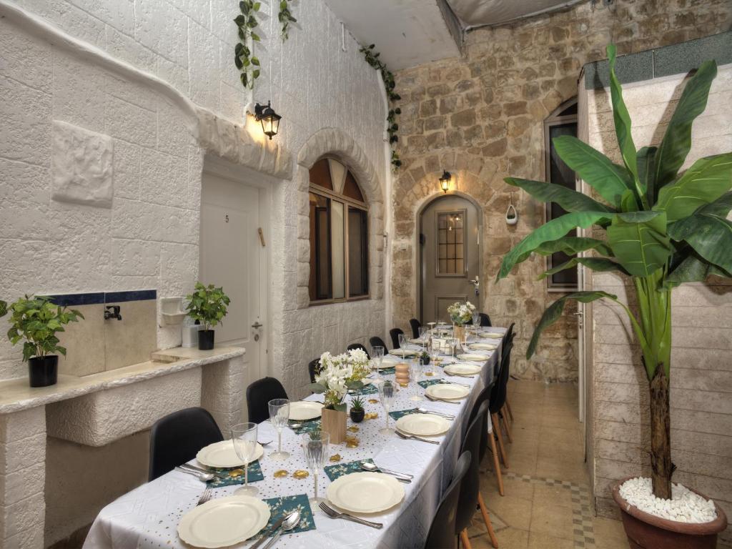 Restaurace v ubytování בראשית - סוויטות בוטיק בצפת העתיקה - Beresheet - Boutique Suites in the Old City