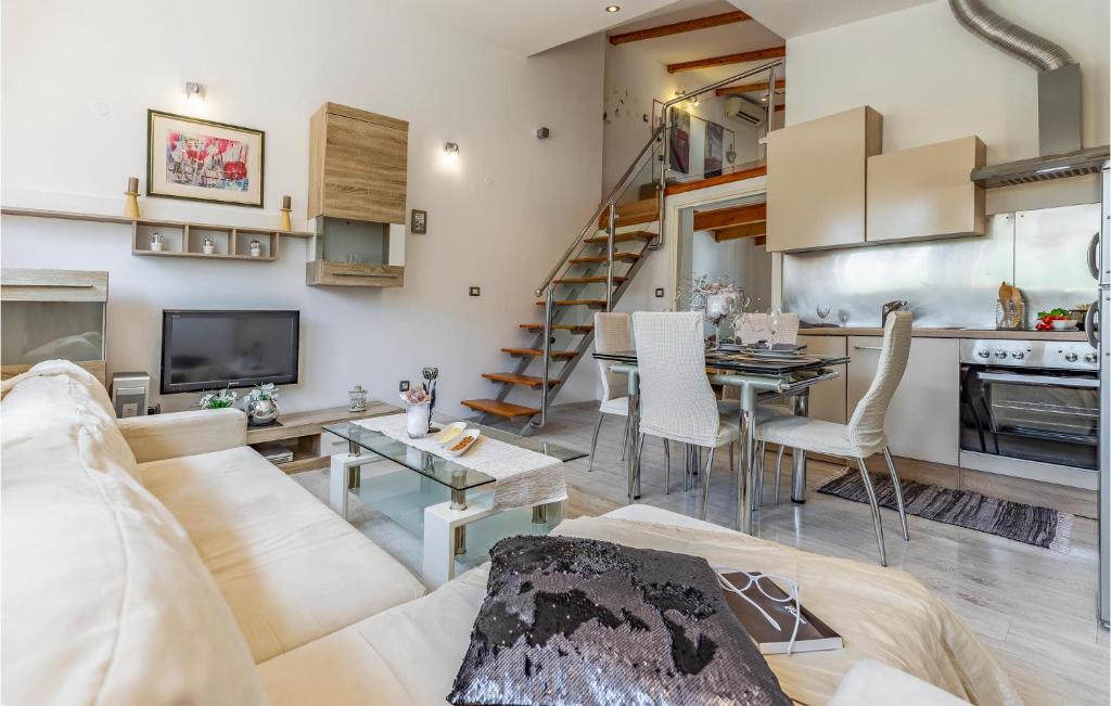 Kuchyňa alebo kuchynka v ubytovaní 2 Bedroom Stunning Home In Sisan