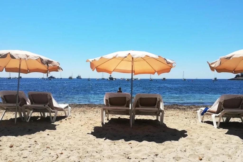 un groupe de chaises et de parasols sur une plage dans l'établissement Studio - Suquet Forville, à Cannes