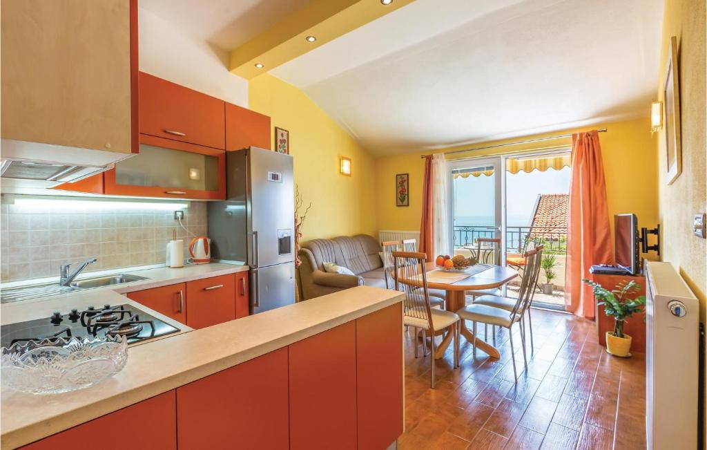 Kuchyňa alebo kuchynka v ubytovaní Cozy Home In Makarska With Kitchen