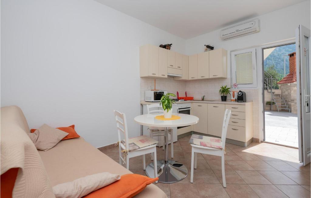 Kuchyňa alebo kuchynka v ubytovaní Cozy Home In Makarska With Kitchen