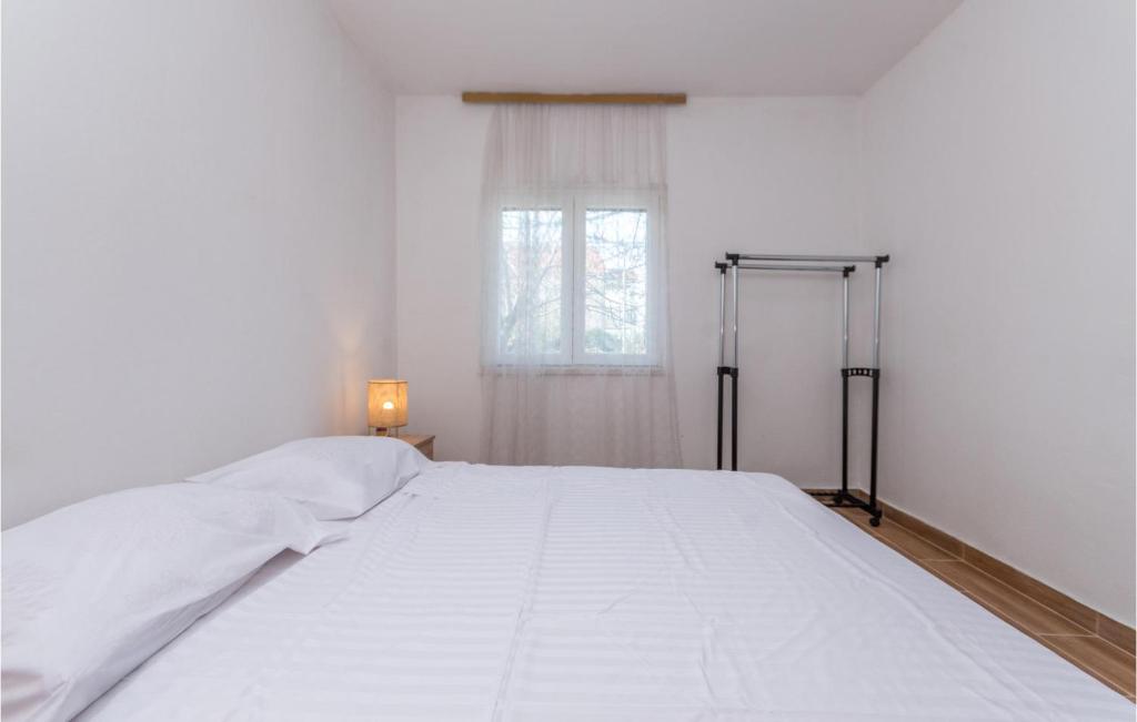 Posteľ alebo postele v izbe v ubytovaní 2 Bedroom Stunning Home In Pakostane
