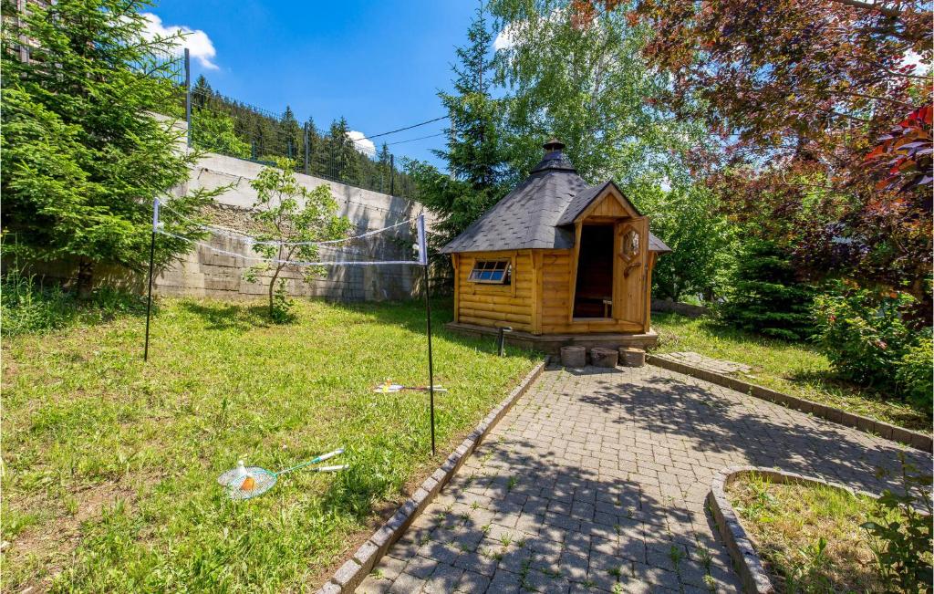Vonkajšia záhrada v ubytovaní Amazing Home In Ravna Gora With Sauna