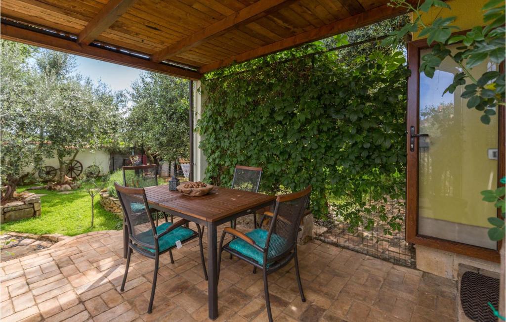 Nice Apartment In Jadreski With Wifi