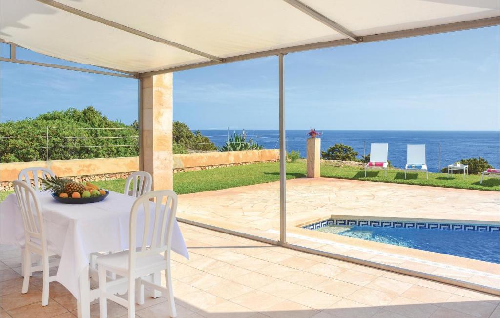 Bazén v ubytování 4 Bedroom Nice Home In Porto Colom nebo v jeho okolí