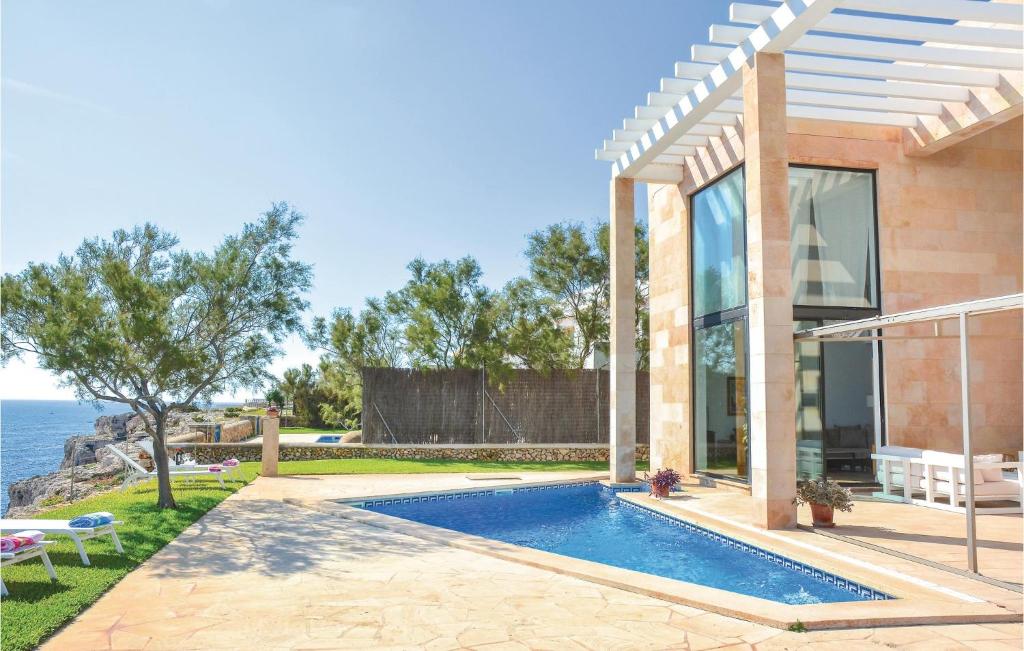 Bazén v ubytování 4 Bedroom Nice Home In Porto Colom nebo v jeho okolí