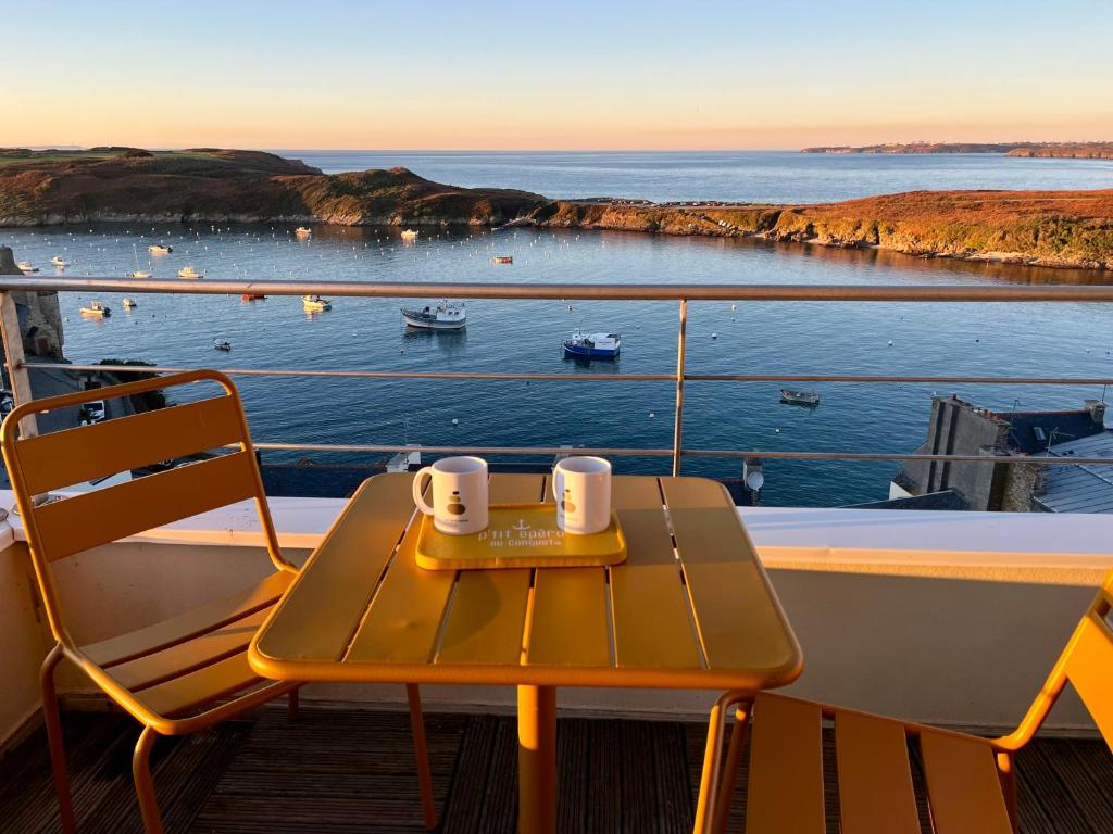 a table and chairs on the balcony of a boat at Les Pierres Marines in Le Conquet