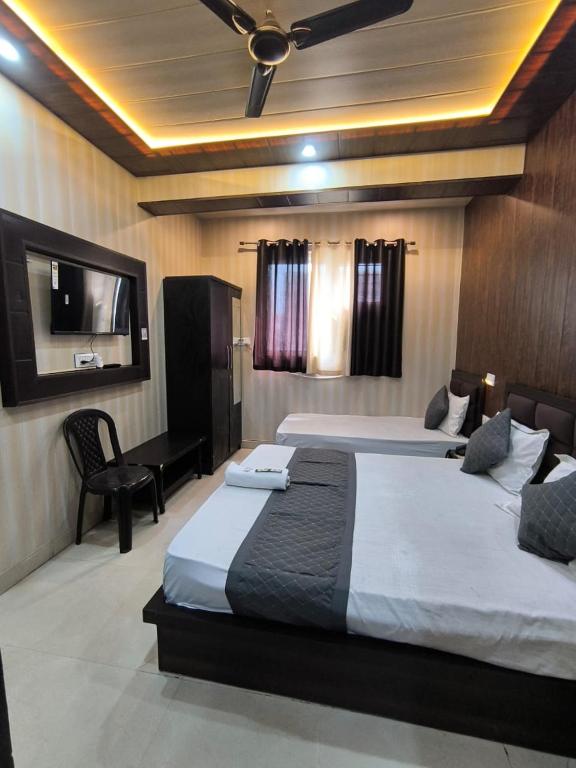 Postel nebo postele na pokoji v ubytování Hotel Goyal Palace