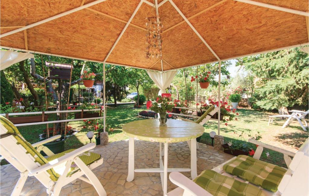 Ogród w obiekcie 2 Bedroom Amazing Apartment In Pula
