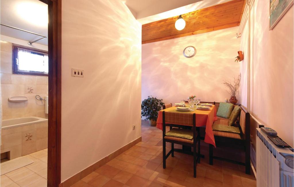 Łazienka w obiekcie 2 Bedroom Amazing Apartment In Pula