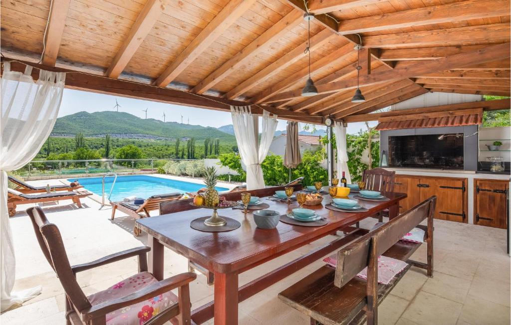 Bazén v ubytování Holiday Home Blato Na Cetini 9 nebo v jeho okolí